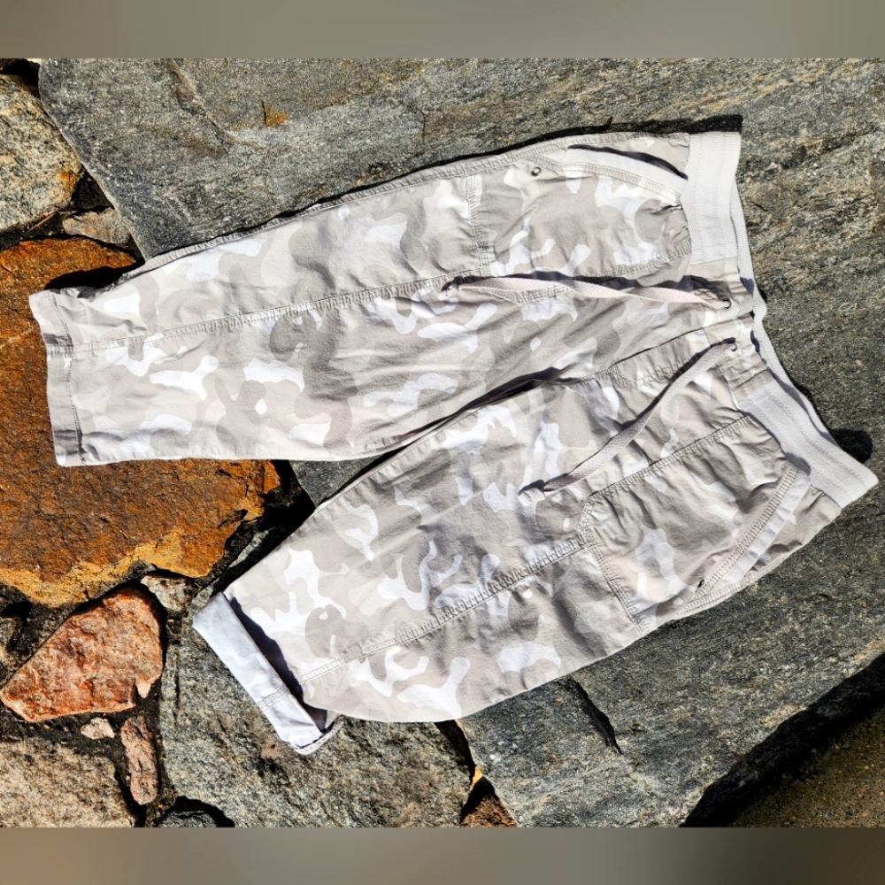 Women's Camouflage Cargo Capri Pants